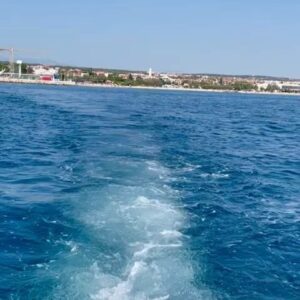 Karolína Kubánková Instagram - 🌊Včera som bola prvý krát na lodi! Poviem Vám pravdu troška som sa bála. Po 5 minútach som ale zistila že okamžite potrebujem vlastnú 🛥 Takže ja už teraz začínam šporiť … dúfam že to aspoň do 60tky stihnem😂 Vy si na čo sporíte ?
#setrimsi #lod #vylet #more #dovolenka #croatia