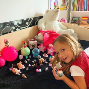 Karolína Kubánková Instagram - Aj vy milujete prekvapenia? Ja brutálne! V LOL present suprise nikdy neviete čo nájdete. Ale je isté, že nejaká bábika tam bude 😍 No jasné, že už som na hračky veľká. Ale som si istá, že keby som mala opäť 5 tak LOLKY určite zbieram 🤣 Ešte že moja mama má kamarátky, čo majú malé dievčatká. Môžem sa s nimi hrať, tváriť sa, že ma to nebaví, aj keď je to občas super 😉 #lol #lolsurprise #lolsuprisetoys #spolupraca