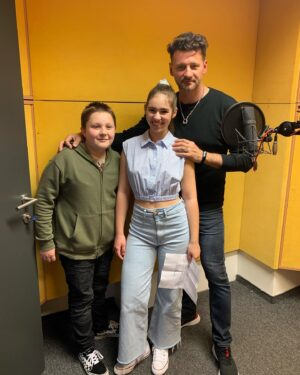 Karolína Kubánková Instagram - Nahrávali sme takúto milú pesničku k rozprávke, ktorú budeme v lete hrať na festivale Dračie dni. Je to veľmi chytľavé. Znie mi to v hlave už niekoľko dní 😂🎤 #draciedni #divadlo #pesnicka