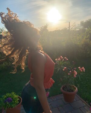 Karolína Kubánková Instagram - Rovné vlasy či vlnité? Väčšinou chce každý to, čo prirodzene nemá. Mne sa vlny robia ťažko, ale s konickou kulmou od @rowenta_czsk je to rýchle a jednoduché 😉 #rowenta #kulma #konickakulma #ucesy