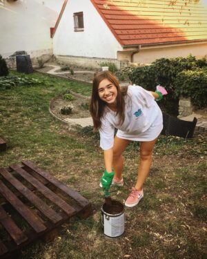 Karolína Kubánková Instagram - Zapojili sme sa do akcie Týždeň dobrovoľníctva a aspoň niečo málo sme spravili pre naše mesto 😇#bratislava #staremesto #dobrovolnictvo #zveladujeme