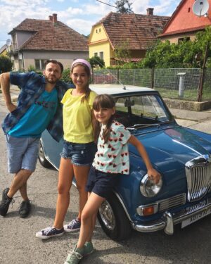 Karolína Kubánková Instagram - V dnešnom diely pôjdeme konečne na chalupu! A aj Pišťa sa dovalí s takýmto krásnym autíčkom. Nezabudnite pozerať ;-)#tvjoj #prazdniny #stvrtaseria #uzdnes