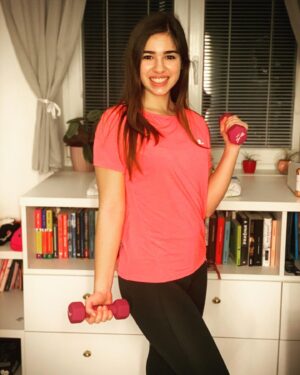 Karolína Kubánková Instagram - Aj keď to vonku tak nevyzerá je tu jar a najvyšší čas dať sa do formy. A čo vy? Cvičíte doma? 🤸‍♀️💪 #cvicenie #jar