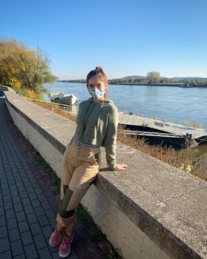 Karolína Kubánková Instagram - Aj vy ste dnes využili slnečný deň na malú prechádzku? Mne sa dokonca podarilo v prírode skoro nikoho nestretnúť ☺️☀️#prechadzka #slnko #devin #slnecnyden #dunaj