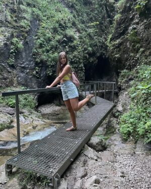 Karolína Kubánková Instagram - Heslo tohto výletu: Dobrá obuv nadovšetko. To len ja sa môžem vybrať na Jánošíkove diery v sandáloch😂 Ale dala som to… po prvý rebrík 😅 #janosikovediery #terchova #dobraobuv
