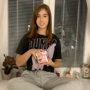 Karolína Kubánková Instagram - Aj vy milujete prekvapenia? Ja brutálne! V LOL present suprise nikdy neviete čo nájdete. Ale je isté, že nejaká bábika tam bude 😍 No jasné, že už som na hračky veľká. Ale som si istá, že keby som mala opäť 5 tak LOLKY určite zbieram 🤣 Ešte že moja mama má kamarátky, čo majú malé dievčatká. Môžem sa s nimi hrať, tváriť sa, že ma to nebaví, aj keď je to občas super 😉 #lol #lolsurprise #lolsuprisetoys #spolupraca