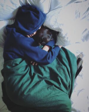 Karolina Wydra Instagram - Sunday cuddles are the best. It’s how we nap. 📸@homelessman