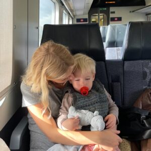 Karoline Hamm Instagram - 2023 🫶🏽 og alle mulige førstegangsoplevelser rigere. Tog en yogauddanelse og startede lidt forfra med mig selv og livet (😇), prøvede at være gæst i podcast (funny, og også nøjeren og underligt at udtale mig om sex og ungdom og forvirrethed fordi why mig), og var instruktørassistent på en spillefilm (rigtig funny, og ekstremt rart at mærke at jeg godt kan bidrage med alt hvad jeg selv har lært som spiller). Nu skal jeg være vært på min egen podcastserie hos @girltalkdk det næste halve år ✨ og det glæder jeg mig til, og jeg er også meget spændt. Og lidt nervøs. Hihi. Det havde jeg altså ikke troet jeg skulle, hvis du spurgte mig sidste år. Men hey, freelance life må jo tage mig hen hvor det vil ✊🏼 jeg prøver bare at følge glædeligt med ❤️ der kan ske alt muligt og ingenting på et år, og jeg glæder mig til at se hvad det her år bliver 🫀🫀