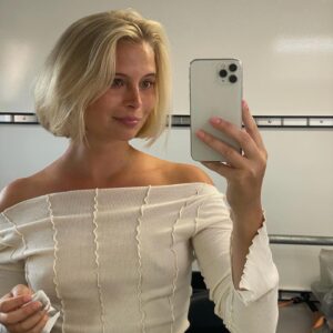 Karoline Hamm Instagram - Fra kæmpe stor knold til kæmpe kort hår fordi @annecathri åbenbart kan få mig til alt 💞 @carmencurlers = jobbet hvor du altid kommer hjem med sindssygt flot (og stort) hår