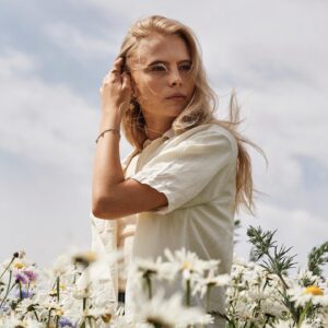 Karoline Hamm Instagram - En snak med Soundvenue om min vej til at blive skuespiller, og om i mange år ikke at turde snakke højt om det 💕 Om mit arbejde med SMUK og Drenge og deres forskellige vinkler på grænser og den her ungdom vi alle prøver at finde hoved og hale i. Og om deling af nøgenbilleder fordi!!!!😵‍💫 Jeg håber sådan at de her to projekter kan åbne op for debat og snak rundt omkring🐘 Blomsterbilledet har @nikolajthaning taget, og sidste billede har jeg selv taget en aften efter at have besøgt 6 biografer i Jylland 🍿