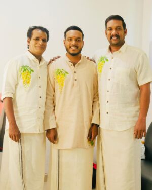 Karthik Surya Instagram - Bumper Chiriyide vakayum ellavarkkum onashamsakal nerunnu🥰
.
.
1️⃣manju chechi varatha vishamathil nilkunna 3 aangalamar😜
2️⃣konnamarathinte mootil irunnal nirvana poyitt oeu vanom kittilla enn manassilakkiya le njan😎
3️⃣manju chechi avasanam vanna santoshthil kanikonnakk keezhil oru family padam koode eaduth vijrambich irikunna njangal
4️⃣oeh selfie edond ninnappom ivan enth malar aanu ee kaanikune enna expression um aayi background il nikinna sabu annan
5️⃣ente oru kann eppozhum itil kanum, njan shredhichillel ee preprakam ithum pokki mungi kalangaloo😜
6️⃣oru kudumba chitram🥰
.
#karthiksurya #karthiksuryavlogs #mazhavilmanorama #happyvishu #vishu