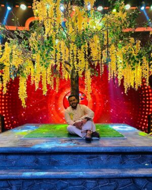 Karthik Surya Instagram - Bumper Chiriyide vakayum ellavarkkum onashamsakal nerunnu🥰
.
.
1️⃣manju chechi varatha vishamathil nilkunna 3 aangalamar😜
2️⃣konnamarathinte mootil irunnal nirvana poyitt oeu vanom kittilla enn manassilakkiya le njan😎
3️⃣manju chechi avasanam vanna santoshthil kanikonnakk keezhil oru family padam koode eaduth vijrambich irikunna njangal
4️⃣oeh selfie edond ninnappom ivan enth malar aanu ee kaanikune enna expression um aayi background il nikinna sabu annan
5️⃣ente oru kann eppozhum itil kanum, njan shredhichillel ee preprakam ithum pokki mungi kalangaloo😜
6️⃣oru kudumba chitram🥰
.
#karthiksurya #karthiksuryavlogs #mazhavilmanorama #happyvishu #vishu