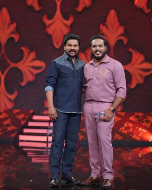 Karthik Surya Instagram - Fanboy Moment🥹

ആദ്യമായി ഞാൻ തിയേറ്ററിൽ പോയ് കാണുന്ന സിനിമ പഞ്ചാബി ഹൗസ് ആണ്. അന്ന് മനസ്സിൽ തോന്നിയ ആഗ്രഹം ആണ് എന്നെലും ദിലീപ് ചേട്ടനെ ഒന്ന് നെരിട്ട് കാണണം എന്നത്.

ഉഫ് ചേട്ടൻ സ്റ്റേജ് ഇൽ കേറി വന്നപ്പോൾ ശെരിക്കും അഡ്രിനാലിൻ റഷ് ആയിരുന്ന് ഗയ്‌സ്.

അപ്പൊ ഈ പടം ഒരു ഓർമയ്ക്കായി ഇവിടെ കിടന്നോട്ടെ.

ആകപ്പാടെ ഒരു വിഷമം അന്നേരം വ്ലോഗ് എടുക്കാൻ പറ്റിയില്ലല്ലോ എന്നതാണ്. പക്ഷെ നമ്മൾ ലാലേട്ടനെ എന്നെലും കാണുമ്പോ അന്ന് നിങ്ങളും വ്‌ളോഗിലൂടെ എന്നോടൊപ്പം ഉണ്ടാവണം എന്ന് ഉണ്ട്.

ആ ആഗ്രഹവും ഒരു ദിവസം നമ്മൾ നടത്തും ഗയ്‌സ്.
Dare to Dream
♠️♥️♣️♦️
#karthiksurya #dileep #dileepettan #fanboy