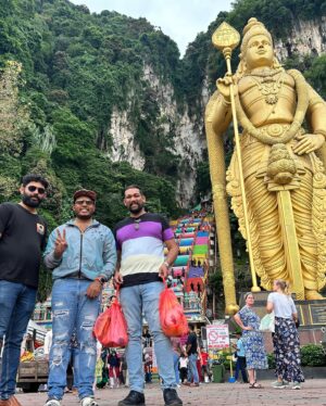Karthik Surya Instagram - വെട്രിവേൽമുരുഗനുക്ക് ഹരഹരോ ഹരഹര 🙏🏾🥰🦚
.
Was such a serene experience, special thanks to gounder @sabumon_aka_biggboss for taking me there😍
.
Guys van pwoli aayirunnu murugan kovilil poyath😃
.
#batucaves #karthiksurya #malaysia #travelvlog