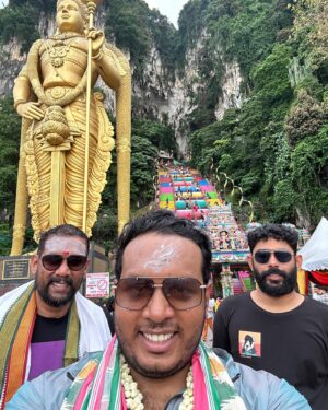 Karthik Surya Instagram - വെട്രിവേൽമുരുഗനുക്ക് ഹരഹരോ ഹരഹര 🙏🏾🥰🦚
.
Was such a serene experience, special thanks to gounder @sabumon_aka_biggboss for taking me there😍
.
Guys van pwoli aayirunnu murugan kovilil poyath😃
.
#batucaves #karthiksurya #malaysia #travelvlog