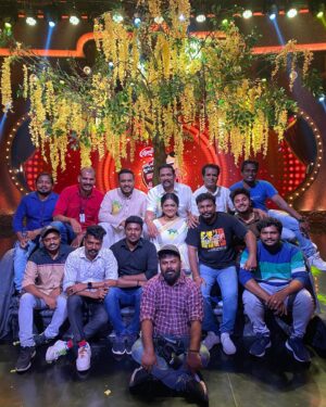 Karthik Surya Instagram - Bumper Chiriyide vakayum ellavarkkum onashamsakal nerunnu🥰
.
.
1️⃣manju chechi varatha vishamathil nilkunna 3 aangalamar😜
2️⃣konnamarathinte mootil irunnal nirvana poyitt oeu vanom kittilla enn manassilakkiya le njan😎
3️⃣manju chechi avasanam vanna santoshthil kanikonnakk keezhil oru family padam koode eaduth vijrambich irikunna njangal
4️⃣oeh selfie edond ninnappom ivan enth malar aanu ee kaanikune enna expression um aayi background il nikinna sabu annan
5️⃣ente oru kann eppozhum itil kanum, njan shredhichillel ee preprakam ithum pokki mungi kalangaloo😜
6️⃣oru kudumba chitram🥰
.
#karthiksurya #karthiksuryavlogs #mazhavilmanorama #happyvishu #vishu