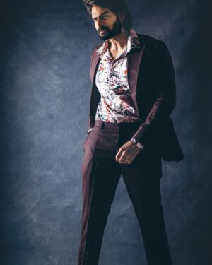 Kartikeya Gummakonda Instagram - The feeling when your movie beats the expectations 
Even post theatrical release 😎😎
Thank you for showering the love on our #bhajevaayuvegam in @netflix_in ❤️❤️

Styling: @taaannnwwwiii
Outfit: @asukacouture
📷: @rajapranay
Hair: @salonkoniki ( @rachamallakiran )
Make-up: @sureshvemula_