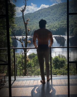 Kartikeya Gummakonda Instagram - When u get lost looking at something surreally beautiful and be clicked by someone equally beautiful🥰
Picture credits:- @loh_reddy 
Location :- @athirapallywaterfalls