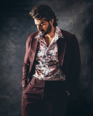 Kartikeya Gummakonda Instagram - The feeling when your movie beats the expectations 
Even post theatrical release 😎😎
Thank you for showering the love on our #bhajevaayuvegam in @netflix_in ❤️❤️

Styling: @taaannnwwwiii
Outfit: @asukacouture
📷: @rajapranay
Hair: @salonkoniki ( @rachamallakiran )
Make-up: @sureshvemula_