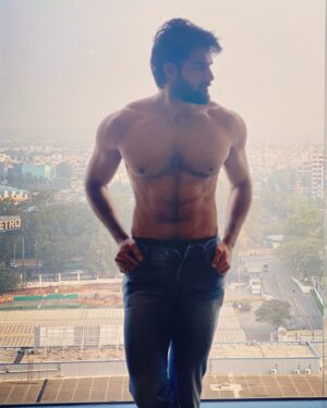 Kartikeya Gummakonda Instagram - Even the Eagle knows who the baddie is 😈
Thank you Karnataka for hosting us 👏
#Valimai in 2 days 😎
Are you excited ?🤩