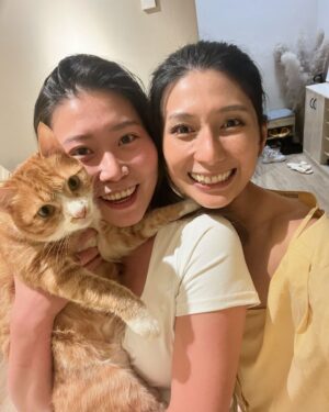 Karyn Wong Instagram - 獨自一個人去台灣，卻有那麼多人照顧。幸運、幸福。
謝謝照顧我的你們！🩷🩷🩷🩷

>> scroll to the end for a cutie pie 🥰 
>> you can stop reading here haha 

大剌剌的外表底下我其實膽子非常小，從小就被家人捧在手心，獨立指數等於零。被疼愛的人總是犯賤，常常想辦法減低自己的依賴程度。所以啊，常常要逼著自己獨自旅行，讓自己有些許害怕、擔心。

這次的旅行，少刷手機，多看身邊的風景，多感受自己的內心，感覺良好。回到舒適的床、熟悉的家，時時刻刻都在提醒自己，不要再像以往一樣，繼續沈迷於刷手機這個壞習慣了。

此刻正在反思的我，聽著田馥甄的歌，真的好療癒。明年台灣獨自旅遊，我們再見咯。

可能當我越來越獨立，越來越勇敢，下次就可以挑戰更多獨自旅遊的國家了。黃詩敏，加油。
