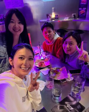 Karyn Wong Instagram - 獨自一個人去台灣，卻有那麼多人照顧。幸運、幸福。
謝謝照顧我的你們！🩷🩷🩷🩷

>> scroll to the end for a cutie pie 🥰 
>> you can stop reading here haha 

大剌剌的外表底下我其實膽子非常小，從小就被家人捧在手心，獨立指數等於零。被疼愛的人總是犯賤，常常想辦法減低自己的依賴程度。所以啊，常常要逼著自己獨自旅行，讓自己有些許害怕、擔心。

這次的旅行，少刷手機，多看身邊的風景，多感受自己的內心，感覺良好。回到舒適的床、熟悉的家，時時刻刻都在提醒自己，不要再像以往一樣，繼續沈迷於刷手機這個壞習慣了。

此刻正在反思的我，聽著田馥甄的歌，真的好療癒。明年台灣獨自旅遊，我們再見咯。

可能當我越來越獨立，越來越勇敢，下次就可以挑戰更多獨自旅遊的國家了。黃詩敏，加油。
