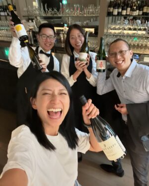 Karyn Wong Instagram - 獨自一個人去台灣，卻有那麼多人照顧。幸運、幸福。
謝謝照顧我的你們！🩷🩷🩷🩷

>> scroll to the end for a cutie pie 🥰 
>> you can stop reading here haha 

大剌剌的外表底下我其實膽子非常小，從小就被家人捧在手心，獨立指數等於零。被疼愛的人總是犯賤，常常想辦法減低自己的依賴程度。所以啊，常常要逼著自己獨自旅行，讓自己有些許害怕、擔心。

這次的旅行，少刷手機，多看身邊的風景，多感受自己的內心，感覺良好。回到舒適的床、熟悉的家，時時刻刻都在提醒自己，不要再像以往一樣，繼續沈迷於刷手機這個壞習慣了。

此刻正在反思的我，聽著田馥甄的歌，真的好療癒。明年台灣獨自旅遊，我們再見咯。

可能當我越來越獨立，越來越勇敢，下次就可以挑戰更多獨自旅遊的國家了。黃詩敏，加油。
