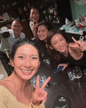 Karyn Wong Instagram - 獨自一個人去台灣，卻有那麼多人照顧。幸運、幸福。
謝謝照顧我的你們！🩷🩷🩷🩷

>> scroll to the end for a cutie pie 🥰 
>> you can stop reading here haha 

大剌剌的外表底下我其實膽子非常小，從小就被家人捧在手心，獨立指數等於零。被疼愛的人總是犯賤，常常想辦法減低自己的依賴程度。所以啊，常常要逼著自己獨自旅行，讓自己有些許害怕、擔心。

這次的旅行，少刷手機，多看身邊的風景，多感受自己的內心，感覺良好。回到舒適的床、熟悉的家，時時刻刻都在提醒自己，不要再像以往一樣，繼續沈迷於刷手機這個壞習慣了。

此刻正在反思的我，聽著田馥甄的歌，真的好療癒。明年台灣獨自旅遊，我們再見咯。

可能當我越來越獨立，越來越勇敢，下次就可以挑戰更多獨自旅遊的國家了。黃詩敏，加油。