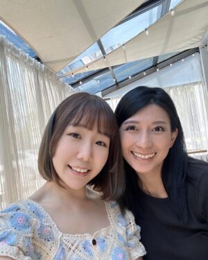 Karyn Wong Instagram - 獨自一個人去台灣，卻有那麼多人照顧。幸運、幸福。
謝謝照顧我的你們！🩷🩷🩷🩷

>> scroll to the end for a cutie pie 🥰 
>> you can stop reading here haha 

大剌剌的外表底下我其實膽子非常小，從小就被家人捧在手心，獨立指數等於零。被疼愛的人總是犯賤，常常想辦法減低自己的依賴程度。所以啊，常常要逼著自己獨自旅行，讓自己有些許害怕、擔心。

這次的旅行，少刷手機，多看身邊的風景，多感受自己的內心，感覺良好。回到舒適的床、熟悉的家，時時刻刻都在提醒自己，不要再像以往一樣，繼續沈迷於刷手機這個壞習慣了。

此刻正在反思的我，聽著田馥甄的歌，真的好療癒。明年台灣獨自旅遊，我們再見咯。

可能當我越來越獨立，越來越勇敢，下次就可以挑戰更多獨自旅遊的國家了。黃詩敏，加油。
