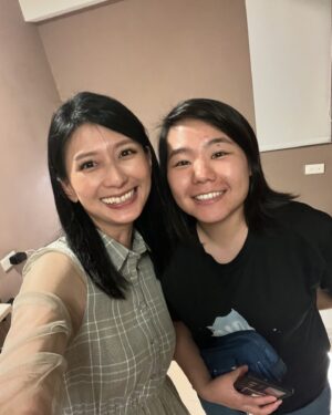 Karyn Wong Instagram - 獨自一個人去台灣，卻有那麼多人照顧。幸運、幸福。
謝謝照顧我的你們！🩷🩷🩷🩷

>> scroll to the end for a cutie pie 🥰 
>> you can stop reading here haha 

大剌剌的外表底下我其實膽子非常小，從小就被家人捧在手心，獨立指數等於零。被疼愛的人總是犯賤，常常想辦法減低自己的依賴程度。所以啊，常常要逼著自己獨自旅行，讓自己有些許害怕、擔心。

這次的旅行，少刷手機，多看身邊的風景，多感受自己的內心，感覺良好。回到舒適的床、熟悉的家，時時刻刻都在提醒自己，不要再像以往一樣，繼續沈迷於刷手機這個壞習慣了。

此刻正在反思的我，聽著田馥甄的歌，真的好療癒。明年台灣獨自旅遊，我們再見咯。

可能當我越來越獨立，越來越勇敢，下次就可以挑戰更多獨自旅遊的國家了。黃詩敏，加油。