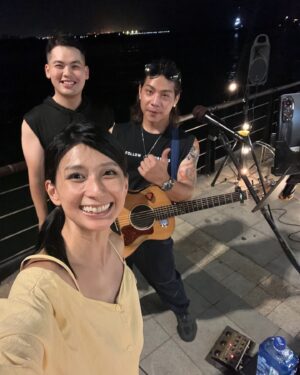 Karyn Wong Instagram - 獨自一個人去台灣，卻有那麼多人照顧。幸運、幸福。
謝謝照顧我的你們！🩷🩷🩷🩷

>> scroll to the end for a cutie pie 🥰 
>> you can stop reading here haha 

大剌剌的外表底下我其實膽子非常小，從小就被家人捧在手心，獨立指數等於零。被疼愛的人總是犯賤，常常想辦法減低自己的依賴程度。所以啊，常常要逼著自己獨自旅行，讓自己有些許害怕、擔心。

這次的旅行，少刷手機，多看身邊的風景，多感受自己的內心，感覺良好。回到舒適的床、熟悉的家，時時刻刻都在提醒自己，不要再像以往一樣，繼續沈迷於刷手機這個壞習慣了。

此刻正在反思的我，聽著田馥甄的歌，真的好療癒。明年台灣獨自旅遊，我們再見咯。

可能當我越來越獨立，越來越勇敢，下次就可以挑戰更多獨自旅遊的國家了。黃詩敏，加油。
