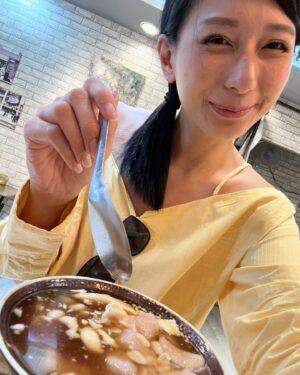 Karyn Wong Instagram - 獨自一個人去台灣，卻有那麼多人照顧。幸運、幸福。
謝謝照顧我的你們！🩷🩷🩷🩷

>> scroll to the end for a cutie pie 🥰 
>> you can stop reading here haha 

大剌剌的外表底下我其實膽子非常小，從小就被家人捧在手心，獨立指數等於零。被疼愛的人總是犯賤，常常想辦法減低自己的依賴程度。所以啊，常常要逼著自己獨自旅行，讓自己有些許害怕、擔心。

這次的旅行，少刷手機，多看身邊的風景，多感受自己的內心，感覺良好。回到舒適的床、熟悉的家，時時刻刻都在提醒自己，不要再像以往一樣，繼續沈迷於刷手機這個壞習慣了。

此刻正在反思的我，聽著田馥甄的歌，真的好療癒。明年台灣獨自旅遊，我們再見咯。

可能當我越來越獨立，越來越勇敢，下次就可以挑戰更多獨自旅遊的國家了。黃詩敏，加油。