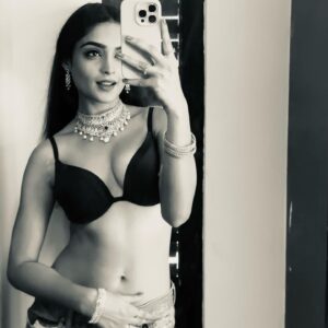Kashish Khan Instagram - Random mirror selfie dump pt.1/♾️✨