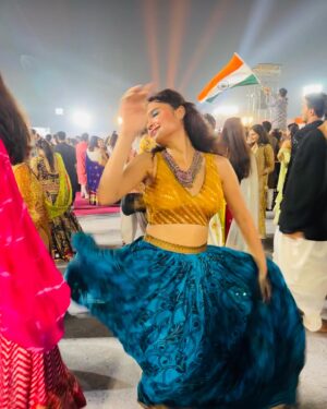 Kashish Khan Instagram - Dancing on this song live with Falguni Pathak ji singing this iconic song, was nothing less than dancing a dream off to reality✨♥️
.
.
.
.
.
.
.
.
#garba #navratri #falgunipathak @falgunipathak12 ♥️ #indianfashion #festivals