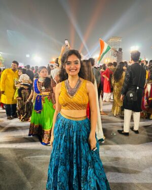 Kashish Khan Instagram - Dancing on this song live with Falguni Pathak ji singing this iconic song, was nothing less than dancing a dream off to reality✨♥️
.
.
.
.
.
.
.
.
#garba #navratri #falgunipathak @falgunipathak12 ♥️ #indianfashion #festivals