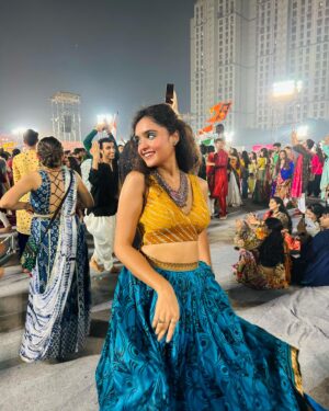 Kashish Khan Instagram - Dancing on this song live with Falguni Pathak ji singing this iconic song, was nothing less than dancing a dream off to reality✨♥️
.
.
.
.
.
.
.
.
#garba #navratri #falgunipathak @falgunipathak12 ♥️ #indianfashion #festivals