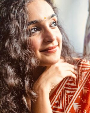 Kashish Khan Instagram - राह निहारते हुए आ ही गई✨Tomorrow on @zee5 it Premieres! #OnceUponTwoTimes ✨देखिए मेरी पहली हिन्दी पिक्चर😊♥️

A beautiful song from my film composed by @rajat.music 🎧🎹🪘🪕
.
Pictures captured by @_gunti 🌸
.
.
.
#actor #actorslife #promotion #movie #saree #sareelove #sareefashion #upcoming #dimples #hindisongs #bollywoodmovies #premiere #cinema #featurefilm #bollywoodactor #film #artist #art #drama #filmmaker #love