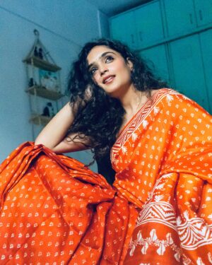 Kashish Khan Instagram - राह निहारते हुए आ ही गई✨Tomorrow on @zee5 it Premieres! #OnceUponTwoTimes ✨देखिए मेरी पहली हिन्दी पिक्चर😊♥️

A beautiful song from my film composed by @rajat.music 🎧🎹🪘🪕
.
Pictures captured by @_gunti 🌸
.
.
.
#actor #actorslife #promotion #movie #saree #sareelove #sareefashion #upcoming #dimples #hindisongs #bollywoodmovies #premiere #cinema #featurefilm #bollywoodactor #film #artist #art #drama #filmmaker #love