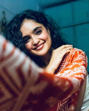 Kashish Khan Instagram - राह निहारते हुए आ ही गई✨Tomorrow on @zee5 it Premieres! #OnceUponTwoTimes ✨देखिए मेरी पहली हिन्दी पिक्चर😊♥️

A beautiful song from my film composed by @rajat.music 🎧🎹🪘🪕
.
Pictures captured by @_gunti 🌸
.
.
.
#actor #actorslife #promotion #movie #saree #sareelove #sareefashion #upcoming #dimples #hindisongs #bollywoodmovies #premiere #cinema #featurefilm #bollywoodactor #film #artist #art #drama #filmmaker #love