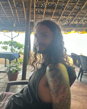 Kashish Khan Instagram - When Kali meets Jesus, and they slip into the Endless🌊🏝️☀️
.
.
.
#travel #gokarna #incredibleindia #naturelovers #consciousness #awake #cosmicconsciousness #love #endless