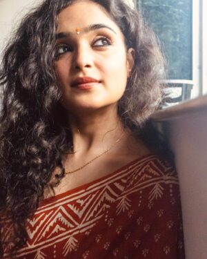Kashish Khan Instagram - राह निहारते हुए आ ही गई✨Tomorrow on @zee5 it Premieres! #OnceUponTwoTimes ✨देखिए मेरी पहली हिन्दी पिक्चर😊♥️

A beautiful song from my film composed by @rajat.music 🎧🎹🪘🪕
.
Pictures captured by @_gunti 🌸
.
.
.
#actor #actorslife #promotion #movie #saree #sareelove #sareefashion #upcoming #dimples #hindisongs #bollywoodmovies #premiere #cinema #featurefilm #bollywoodactor #film #artist #art #drama #filmmaker #love