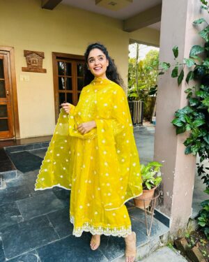 Kashish Khan Instagram - Eid Mubaarak🌙✨☺️