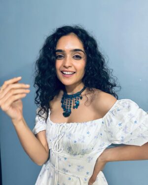 Kashish Khan Instagram - Jesus walked on water, I’m sailing on land. You don’t believe me? Swipe….sailing away the madness, the wonders, the learnings of the Dark and Light, sailing into the depths where greatness is born anew with the chants of Truth✨
Special 26 Birthday to me✨🌹
.
.
.
.
.
#birthday #birthdaywishes #grateful #existentialism #love #truth