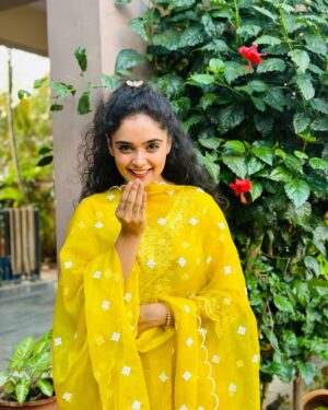 Kashish Khan Instagram - Eid Mubaarak🌙✨☺️