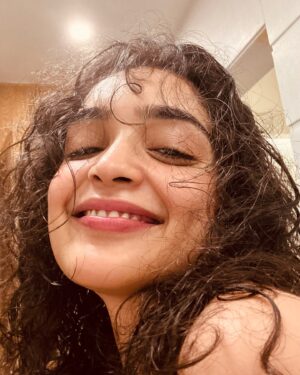 Kashish Khan Instagram - >>Swipe to see some Happiness and Heavenly Grace🪷✨♥️
Blessed to be graced with friends through whom god’s grace flows through, and the journey becomes a treasure♥️Thankyou @rahuljethi45 for all such blessed times, adventures in the wild and mystic intertwine🍃✨
#nainitaldiaries