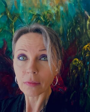Katariina Souri Instagram - The Dragon Lady 🐉😻

Taiteilija ja keskeneräinen teoksensa 🥰 Lohikäärme on oltava aina olan takana 😍

#art #artist #taiteilija #kuvataide #dragon @katariina.souri