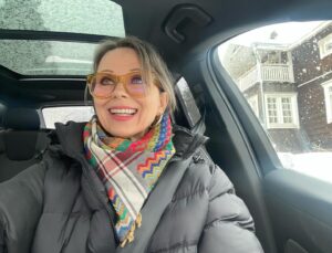 Katariina Souri Instagram - Jatketaan vielä selfielinjalla, niitä kun en kovin usein postaa. 

Hurautin aamupäivällä stadiin ihanalla hybridi Volvollani, jolla palkitsin itseni viime keväänä vuosikymmenten kovasta työnteosta. Ikäiseni nainen ansaitsee pehmeät kyydit 🥰😻

Auto on mahtava, mutta ajattelin vahtaa sen jossain kohden Polestariin. Ihan jo auton nimen takia 🥰🥰😻😻❤️❤️