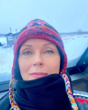 Katariina Souri Instagram - Lähdettiin laskemaan verkot jäiden alle. Enpä ole ennen tätäkään kokenut. 

Mulla täällä niin ihana isäntäperhe, Mia ja Niti ❤️ Rakkaita Ystäviä molemmat 🥰

#peerajärvi #käsivarrenlappi @arcticlandadventure @katariina.souri