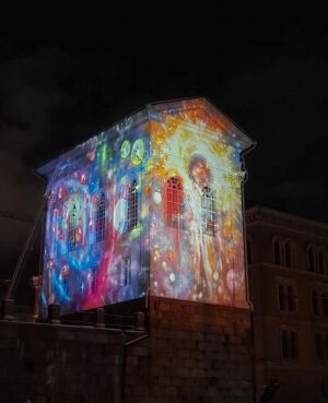 Katariina Souri Instagram - Teos Kokkolintu projisoituna Tuomiokirkon ksppeliin.

Maalaus Kokkolintu (140 x 190 cm) työhuoneen seinällä. Maalaus on myynnissä.

Tiedustelut: katariina.souri@gmail.com

#valotaidetapajtuma @katariina.souri