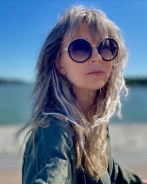 Katariina Souri Instagram - Kesäkuva Sipoonrannasta.

Mietin tänään rannassa istuskellessani sitä, miksi meri tuoksui lapsena Korppoon saaristossa suolalta, mutta itäisellä Suomenlahdella ei ole lainkaan meren tuoksua.

Itämeri tietysti on vähäsuolaista murtovettä, ja Saaristomeren eteläpuolella suolapitoisuus on suurimmillaan. Mutta sitä en tiennyt, että Itämeren suolapitoisuus on laskenut kauttaaltaan 70-luvulta alkaen. 

Syynä on tietysti ilmaston lämpeneminen ja jokien valumavesien lisääntyminen. Talvet ovat leutoja, ja länsimyrskyjen tuoma suolapulssien puute on aiheuttanut suolapitoisuuden laskua ja muutoksen Itämeren eliöstössä. Olen luullut että syy on lämpötilan nousussa, mutta ongelma onkin keskeisesti juuri suolapitoisuuden romahtaminen.

Muistan miten 70- ja 80-lukujen taitteessa kalastimme Korpoon saaristossa sijainneella mökillämme turskaa ja kampelaa. Merivesi Järmin saaren ympäristössä oli kirkasta, ja tuoksui selkeästi suolalta! Meressä oli paljon rakkolevää.

Se aika on nyt mennyttä. Turska- ja kampelakannat ovat romahtaneet. Itämeri on aiempaa rehevöityneempi ja sameampi. Sinilevä kehittää massakukintoja. Talvella meriveden fosforipitoisuus on kahdeksankertaistunut ja typpipitoisuus nelinkertaistunut. Ja tämä radikaali muutos on siis tapahtunut 40 vuodessa! 

Miten surullista. Lapsuuden kesät Korppoon saaristossa ovat sentään yhä elävinä muistoissa ❤️